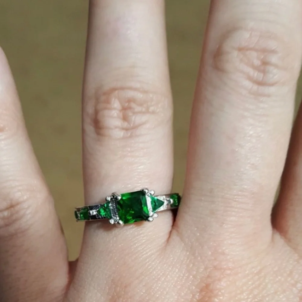 New Woman’s Stamped S925 Sterling Silver Floral Celtic 10CT Emerald Ring